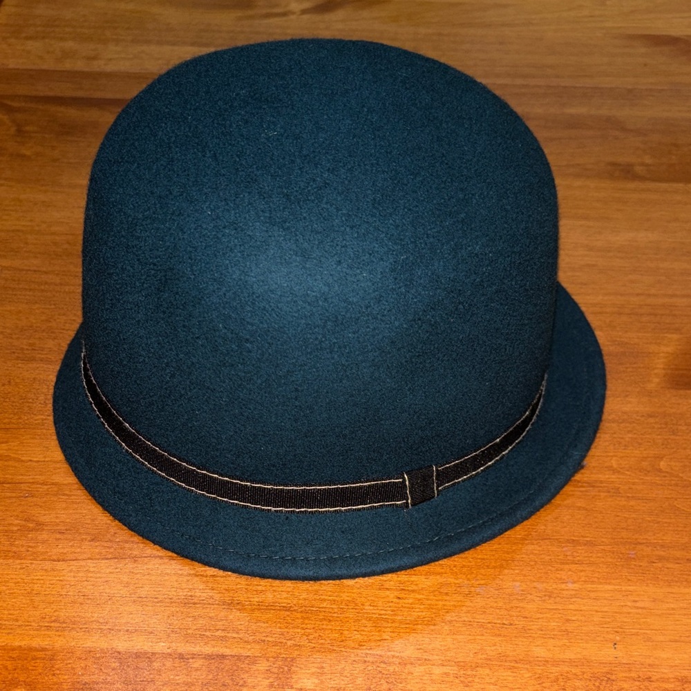 Stylish Dark Green wool  Hat. 
It’s a very good condition.
